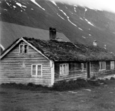 Turf-roofed youth hostel at Eidsdal